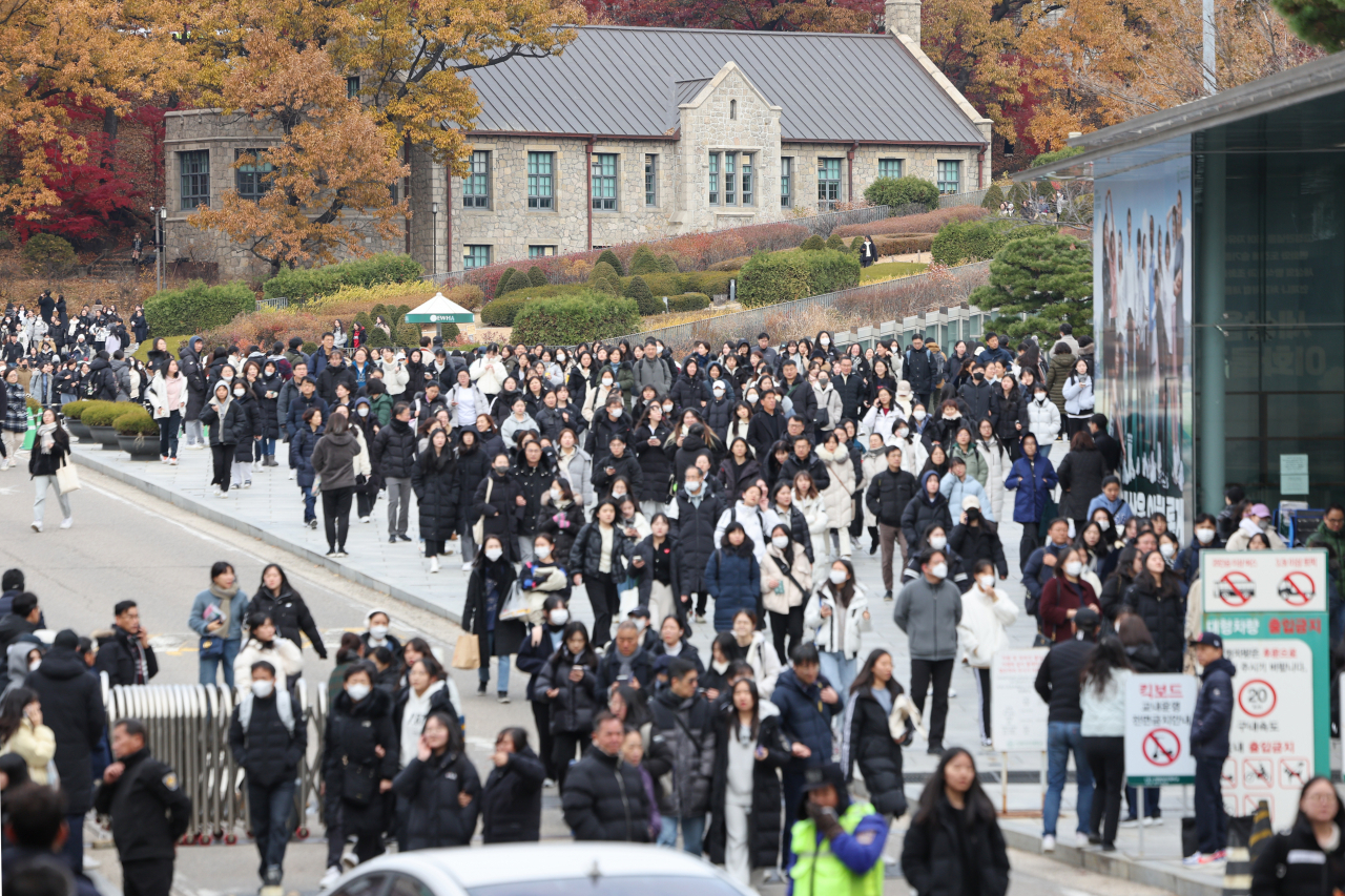 26일 2024학년도 수시모집 논술고사가 열린 서울 서대문구 이화여자대학교에서 시험을 마친 수험생들이 학교를 빠져나오고 있다. 사진은 기사와 무관. [연합]