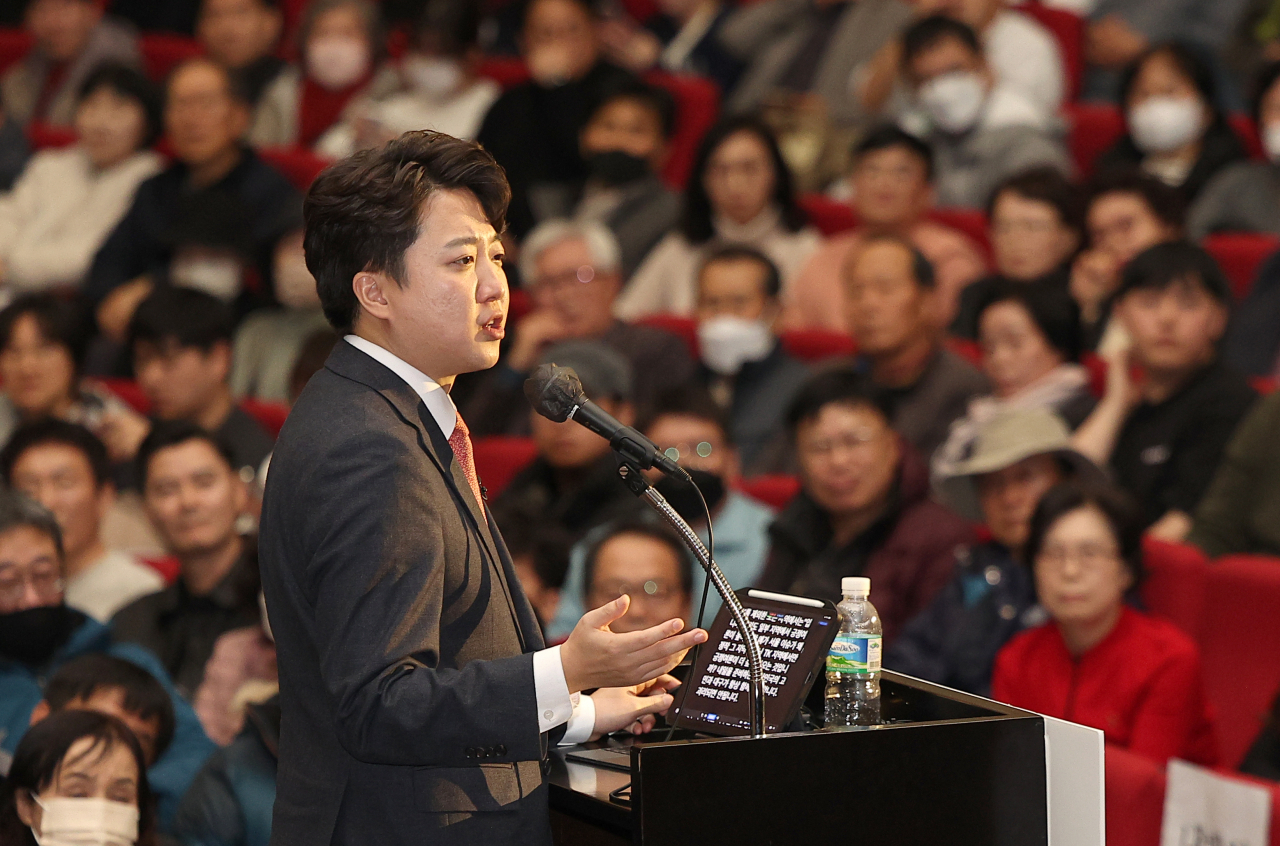 이준석 전 국민의힘 대표가 26일 대구 북구 엑스코에서 열린 '더 나은 미래를 향한 우리의 고민' 토크 콘서트에서 연설하고 있다. [연합]