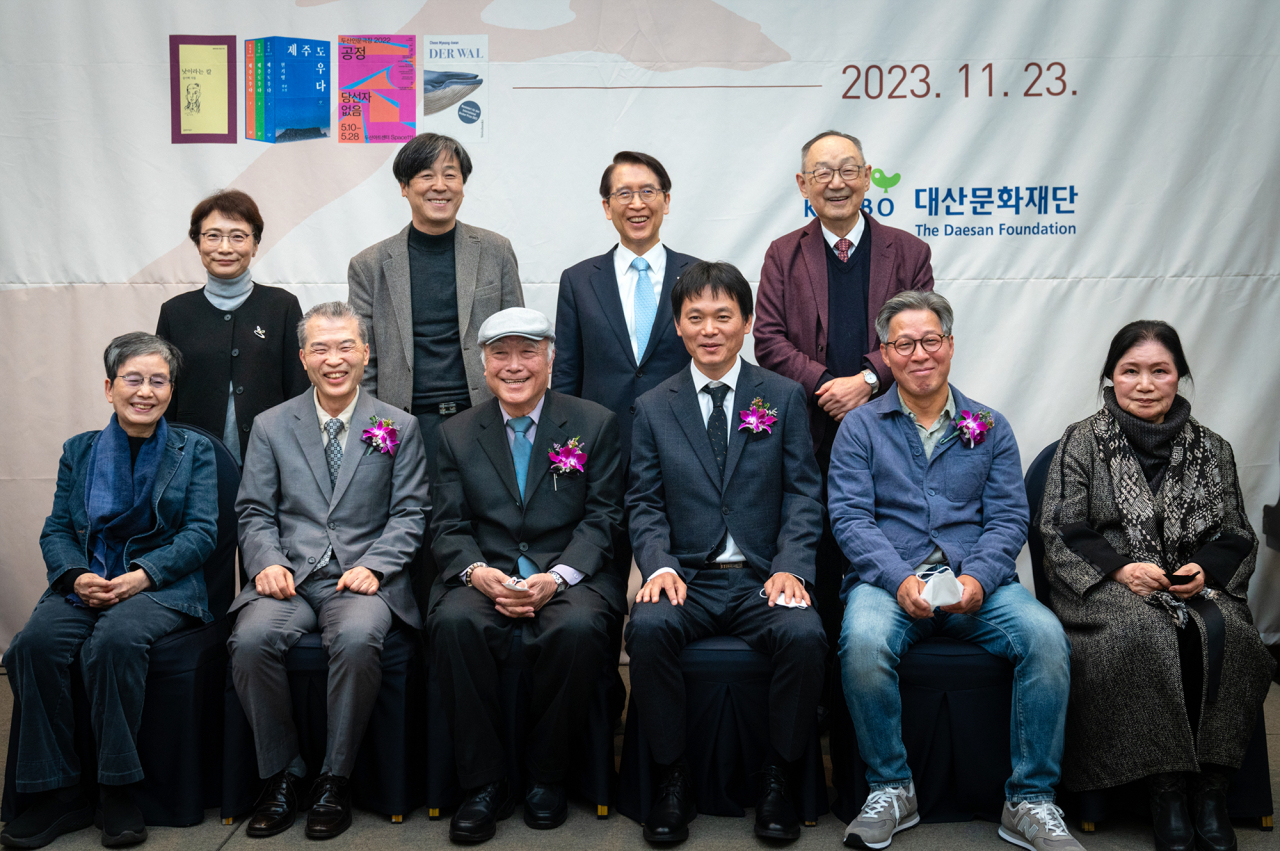 신창재(뒷줄 오른쪽 두 번째) 대산문화재단 이사장(교보생명 대표이사 겸 이사회 의장)이 23일 저녁 서울 중구 한국프레스센터에서 열린 '제31회 대산문학상' 시상식에서 수상자 및 관계자들과 기념촬영을 하고 있다. 앞줄 왼쪽부터 희곡 부문 심사위원장 한태숙 연출가, 시 부문 수상자 김기택 시인, 소설 부문 수상자 현기영 소설가, 희곡 부문 수상자 이양구 극작가, 번역 부문 대리 수상자 천명관 소설가, 천양희 시인. 뒷줄 왼쪽부터 번역 부문 독일어권 심사위원장 안인경 한국외대 교수, 임철우 소설가, 신창재 이사장, 백낙청 평론가. [교보생명 제공]
