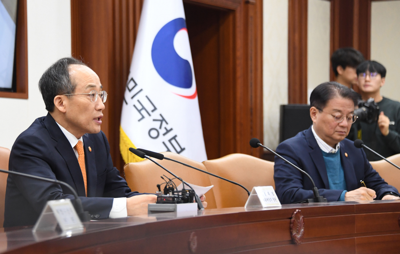 추경호 경제부총리가 27일 정부서울청사에서 비상경제장관회의 겸 수출투자대책회의를 열고 '신산업 분야 규제혁신 방안'에 대해 강조하고 있다. 정부는 이날 '新 성장동력 확보 및 2050 해양강국 실현을 위한 첨단 해양모빌리티 육성 전략'을 공개했다. [기획재정부 제공]