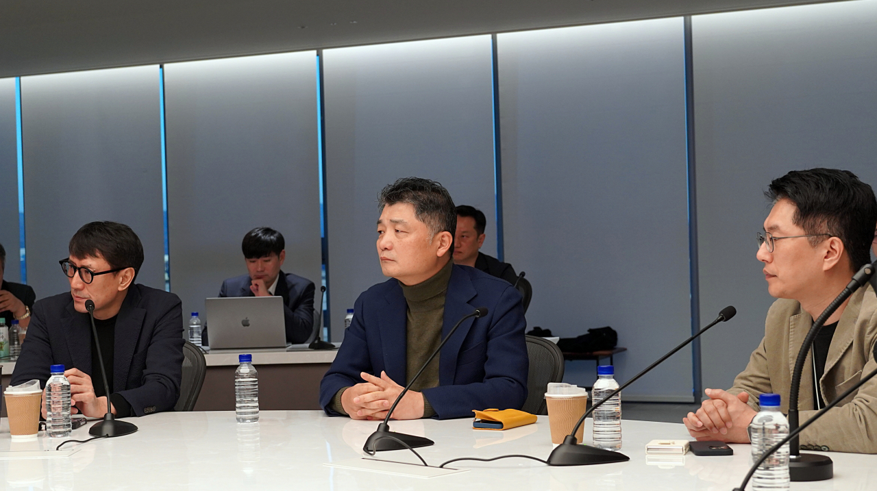 카카오는 27일 오전 김범수(가운데) 경영쇄신위원장을 포함해 주요 공동체 최고경영자(CEO) 등 20여명이 참석한 가운데 카카오 판교아지트에서 제5차 공동체 경영회의를 열었다. [카카오 제공]