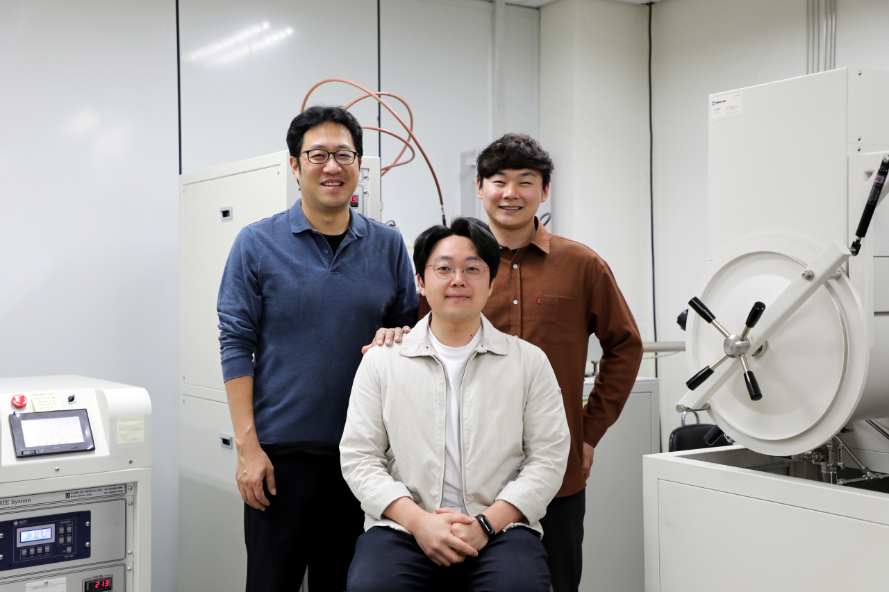 장경인(왼쪽부터) 교수, 하정대 석박사통합과정, 정한희 박사.[DGIST 제공]