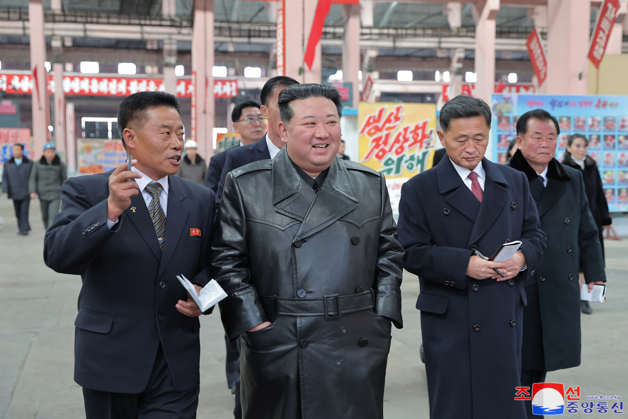 김정은 북한 국무위원장이 26일 룡성기계연합기업소를 현지지도했다고 조선중앙통신이 27일 보도했다. 김덕훈 내각총리, 리일환·오수용 당 비서, 김여정 노동당 부부장, 현송월 노동당 선전선동부 부부장이 동행했다. [국내에서만 사용가능. 재배포 금지. For Use Only in the Republic of Korea. No Redistribution] 연합뉴스