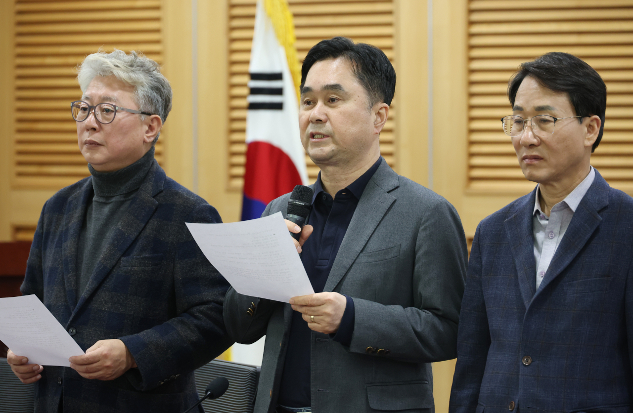 조응천(왼쪽부터), 김종민, 이원욱 더불어민주당 의원이 26일 국회에서 연 '원칙과 상식, 전문가에게 듣는다' 세미나 시작 전 선거제 관련 성명을 발표하고 있다. [연합]