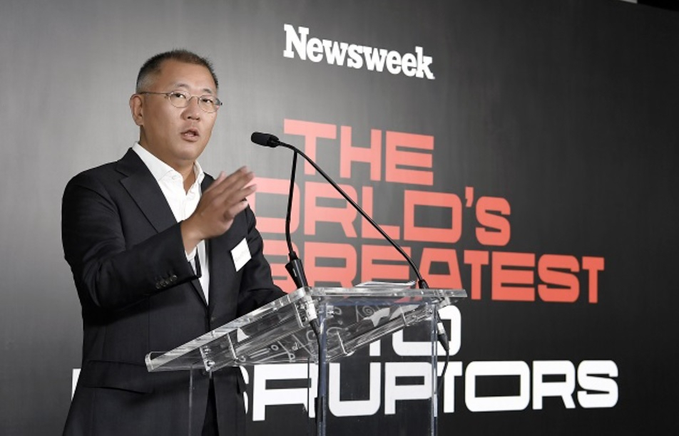 정의선(사진) 현대자동차그룹 회장은 지난해 미국 유력 시사주간지 뉴스위크가 꼽은 ‘2022 세계 자동차 산업의 위대한 파괴적 혁신가들’ 가운데 ‘올해의 비저너리’ 초대 수상자로 선정됐다. [현대자동차그룹 제공]