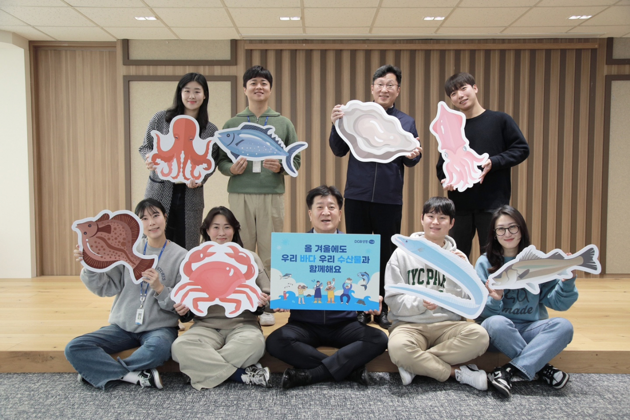 김성한(앞줄 가운데) DGB생명 대표이사가 어촌 경제 활성화를 위한 ‘수산물 소비 장려 챌린지’에 임직원들과 함께 참여하고 있다. [DGB생명 제공]