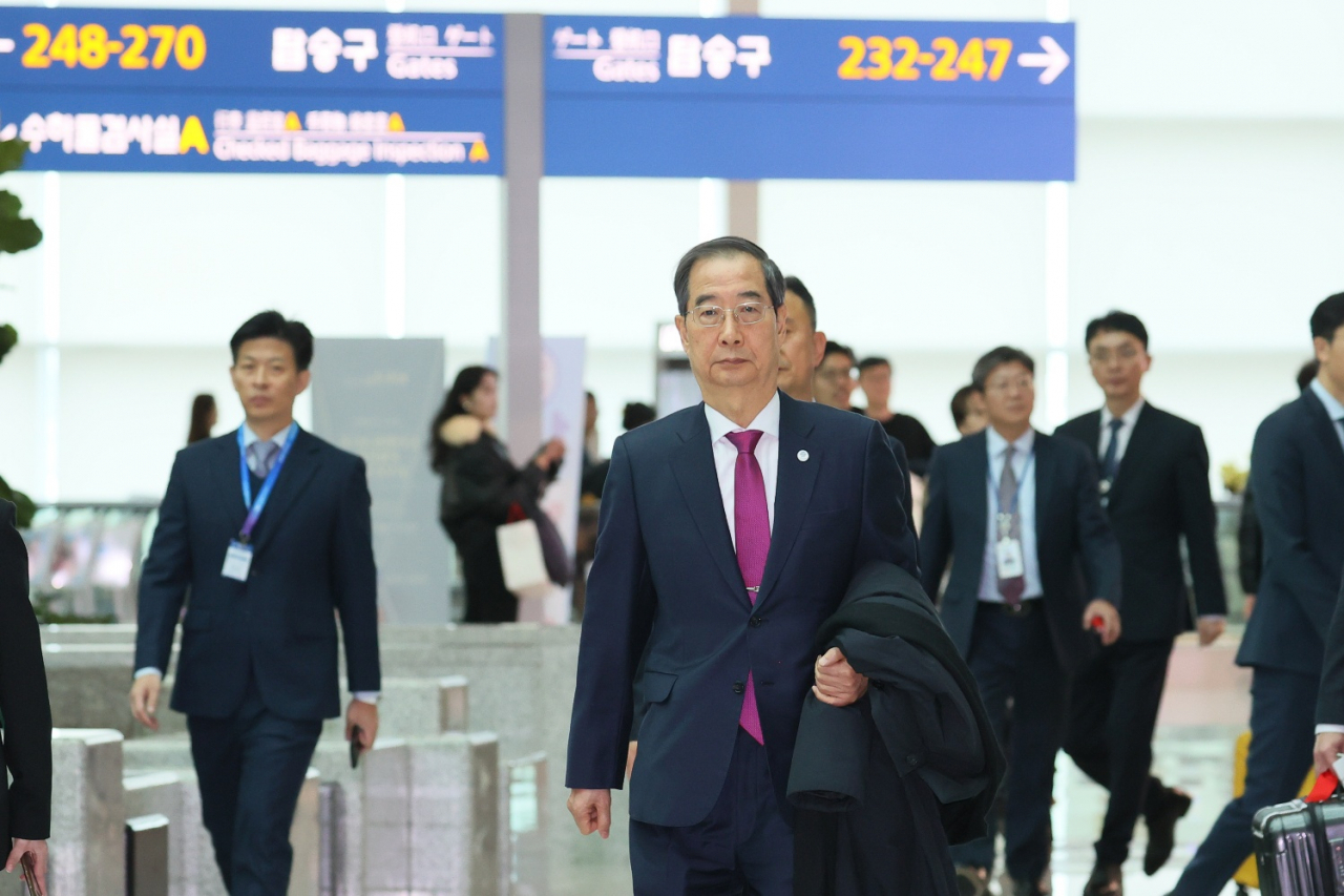 한덕수 국무총리가 26일 2030 세계박람회(엑스포) 개최지를 결정하는 파리 국제박람회기구(BIE) 총회 참석을 위해 인천국제공항에서 출국하고 있다. [연합]