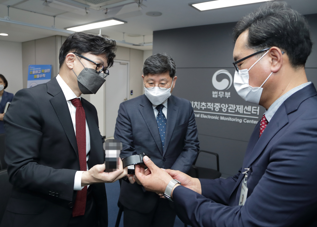 지난해 10월 한동훈 법무부 장관이 서울 동대문구 법무부 위치추적중앙관제센터를 방문해 전자발찌를 살펴보고 있다. [뉴시스]