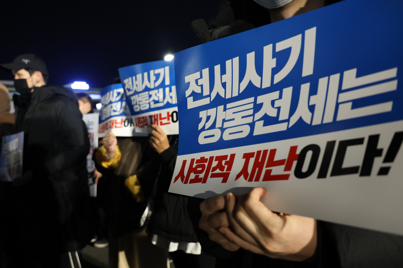 대전전세사기피해자대책위원회(대책위)와 100여명의 피해자는 24일 오후 대전역 앞에서 기자회견을 열고 "전세사기는 주거권을 침해하고 피해 회복이 쉽지 않은 중대한 악성 범죄이자 사회적 재난으로, 국가는 이에 책임을 통감하며 적극적으로 구제 대책에 나서야 한다"고 촉구하고 있다. [연합]