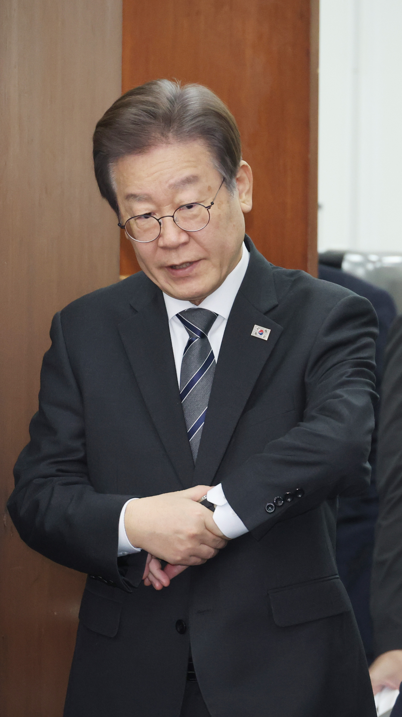 이재명 더불어민주당 대표가 27일 국회에서 열리는 최고위원회의에 입장하고 있다. [연합]