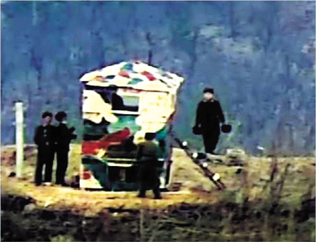 국방부는 27일 북한군이 비무장지대(DMZ) 내 감시초소(GP) 등 복구에 나선 모습이 관측됐다며 관련 사진을 공개했다. 군관계자는 북한군이 기존 파괴한 GP 상단 구조물을 만든 뒤 얼룩무늬로 도색한 모습이라고 설명했다. [국방부 제공]