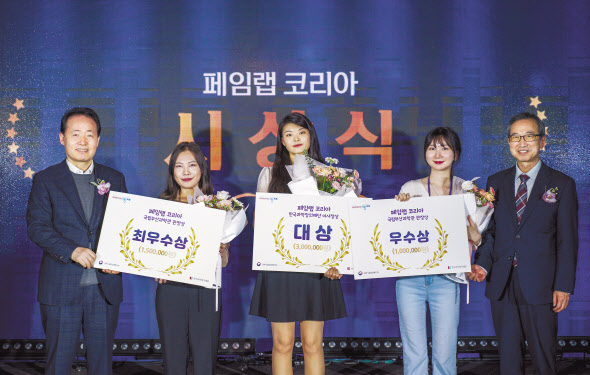 패임랩 코리아 입상자들이 조율래(왼쪽 첫 번째) 한국과학창의재단 이사장과 기념촬영을 하고 있다. [한국과학창의재단 제공]