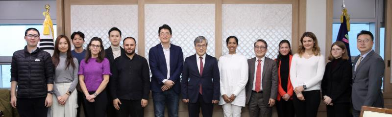 김진용 인천경제청장〈오른쪽부터 일곱번째〉이 케임브리지대 밀너연구소 일행을 접견하고 포즈를 취하고 있다.