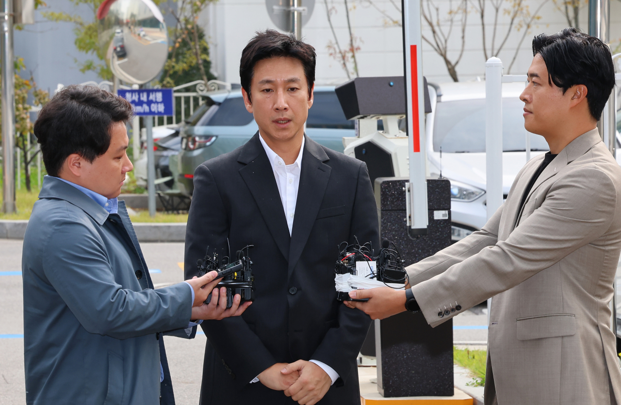 마약 투약 혐의를 받는 배우 이선균씨가 지난 4일 오후 조사를 받기 위해 인천논현경찰서에 있는 인천경찰청 마약범죄수사계에 재출석하고 있다. 연합뉴스