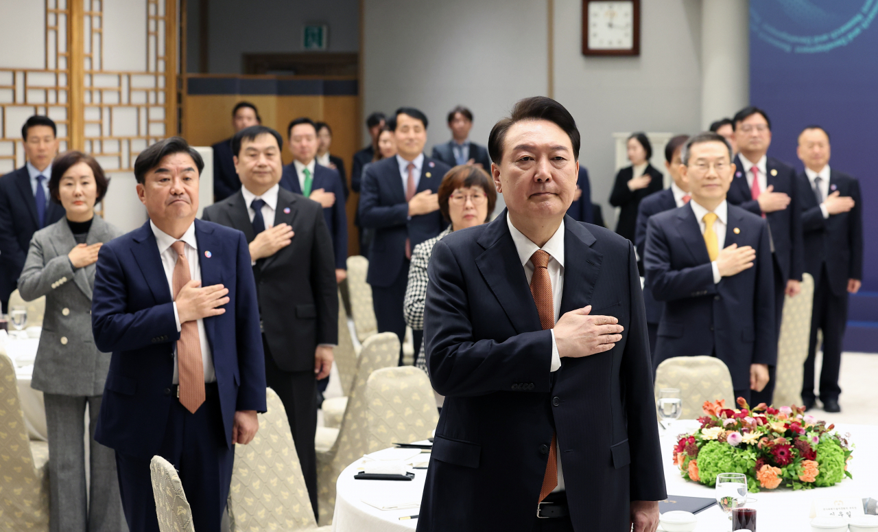 윤석열 대통령이 27일 서울 용산 대통령실 청사에서 열린 국가과학기술자문회의 민간위원 오찬 간담회에서 국기에 경례하고 있다. [연합]