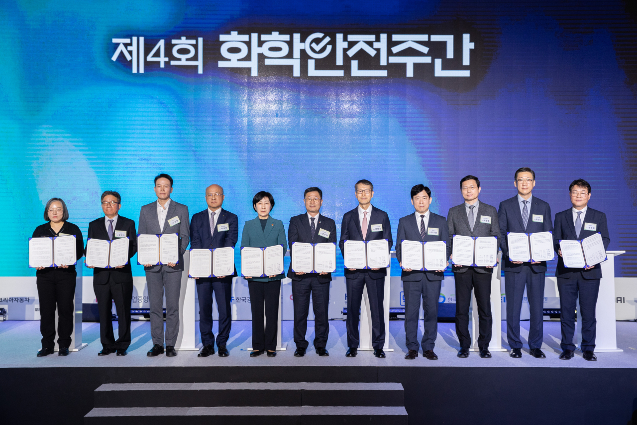 한화진 환경부장관(왼쪽 다섯 번째)이 27일 오전 서울 드래곤시티 호텔에서 열린 제4회 화학안전주간 개막식에 참석하여 윤수현 한국소비자원장, 최흥진 한국환경산업기술원장, 강남훈 자동차모빌리티협회장 및 6개 기업 임원들과 함께 안전한 생활화학제품 확산을 위해 화학제품 안전 사회로의 도약을 약속하는 대국민 선언문에 서명을 하고 기념촬영을 하고 있다.[환경부 제공]