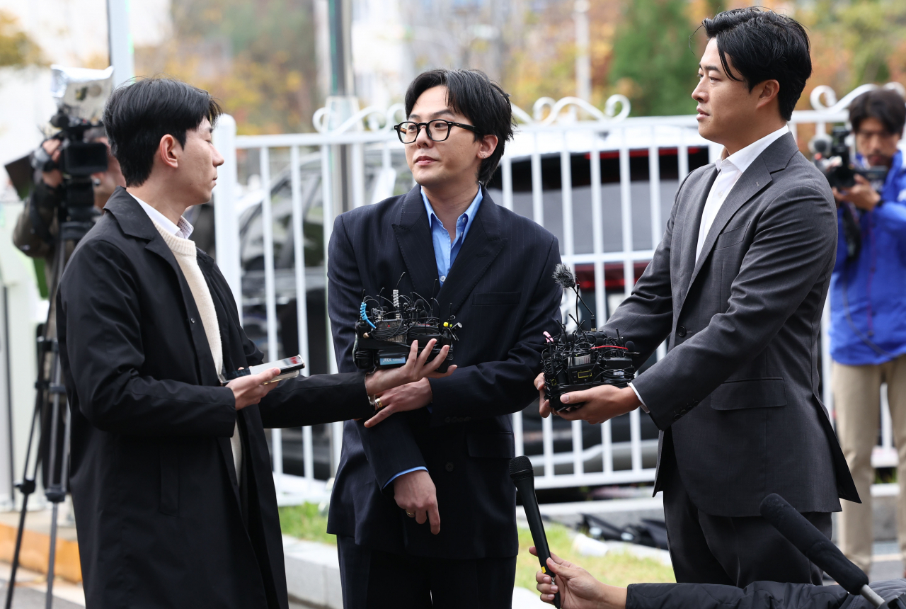 마약 투약 혐의를 받는 가수 지드래곤(권지용)이 6일 오후 인천 논현경찰서로 출석하며 취재진의 질문을 듣고 있다. [연합]
