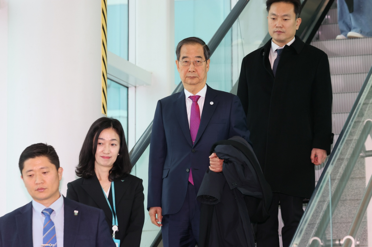 한덕수 국무총리가 26일 2030 세계박람회(엑스포) 개최지를 결정하는 파리 국제박람회기구(BIE) 총회 참석을 위해 인천국제공항에서 출국하고 있다. [연합]