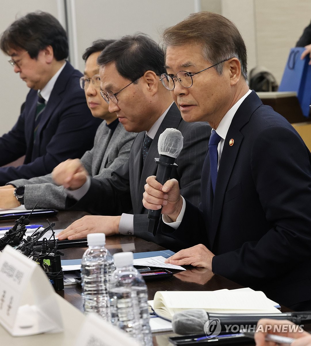이정식 고용노동부 장관이 24일 오전 서울 중구 서울지방고용노동청에서 열린 비정규직 근로자 차별해소를 위한 금융업 간담회에서 발언을 하고 있다. [연합]