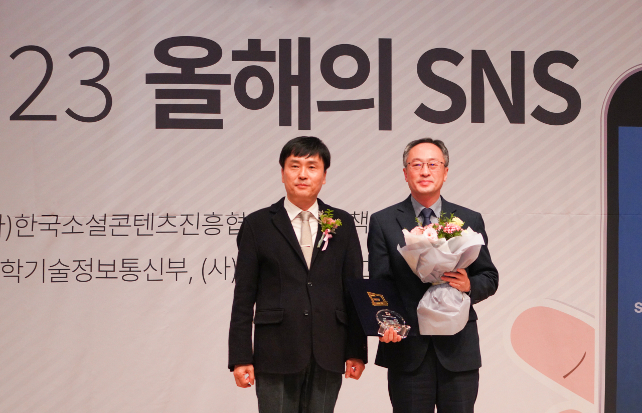 상과 꽃다발을 받은 김정윤 부시장