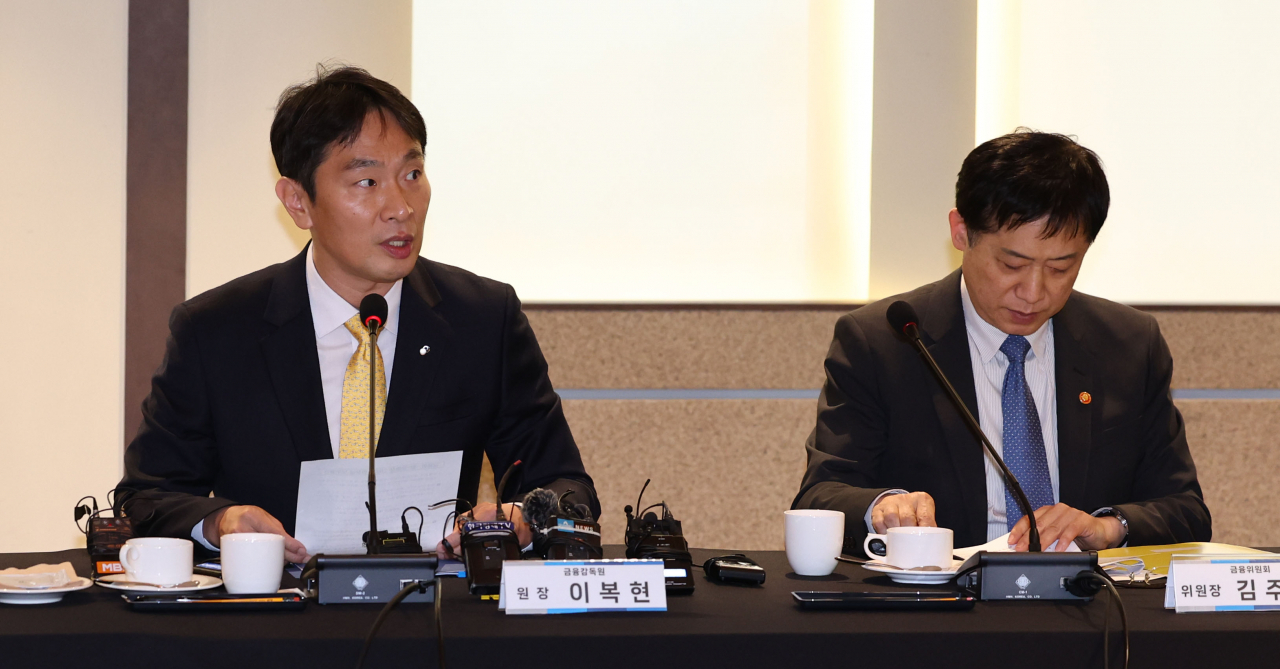 이복현 금융감독원장(왼쪽)이 27일 오후 서울 중구 전국은행연합회 뱅커스클럽에서 열린 금융위·금감원·은행장 간담회에서 발언하고 있다. 오른쪽은 김주현 금융위원장. [연합]