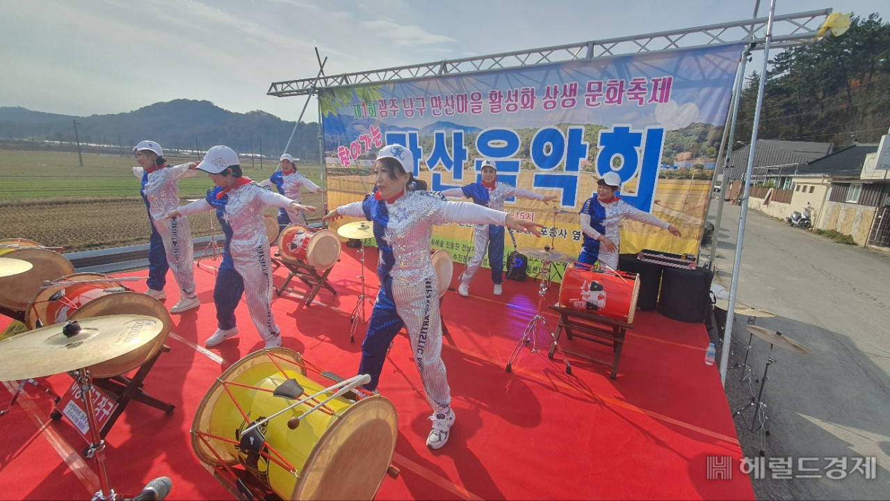 수천년의 역사와 문화, 예술, 관광자원을 간직한 남구 만산마을(이장 김경기)에서 처음으로 주민들이 상생축제와 음악회를 개최했다. 아랑고고장구팀이 흥겨운 무대를 이어가고 있다. 서인주 기자
