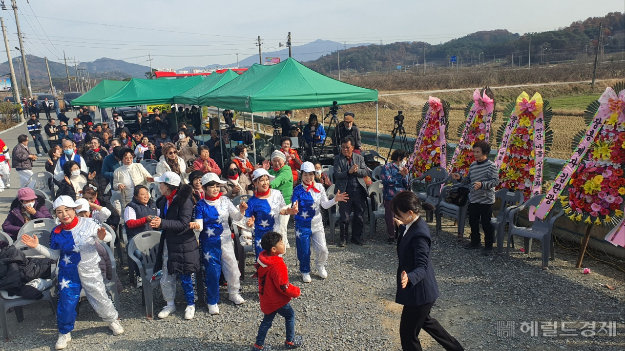 민간주도로 열린 제1회 만산음악회에는 지역주민 등 200여명이 참석해 성황을 이뤘다.