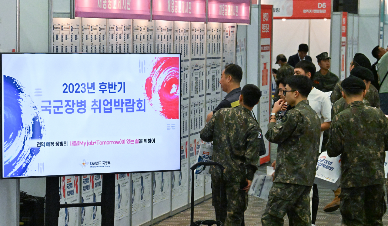 병무청이 군 경력 취업연계를 강화하기 위한 병역진로설계 사업 강화 방안을 마련해 발표했다. 사진은 2023 국군장병 취업박람회 자료사진. 고양=임세준 기자