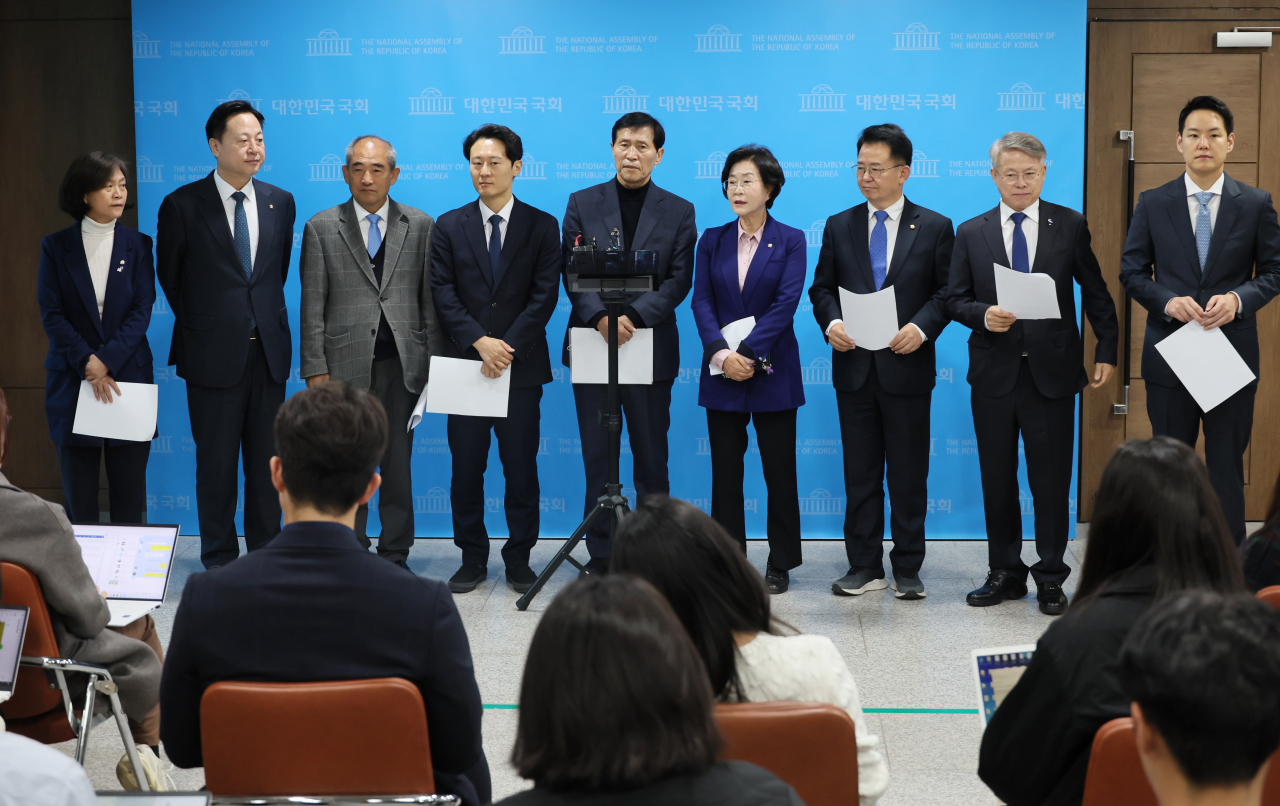 더불어민주당 의원들이 15일 국회 소통관에서 기자회견을 열고 민주당의 '위성정당 방지법' 당론 추진을 촉구한 뒤 취재진의 질문에 답하고 있다. 왼쪽부터 강민정, 김두관, 윤준병, 이탄희, 이학영, 김상희, 이용빈, 민형배, 김한규. [연합]