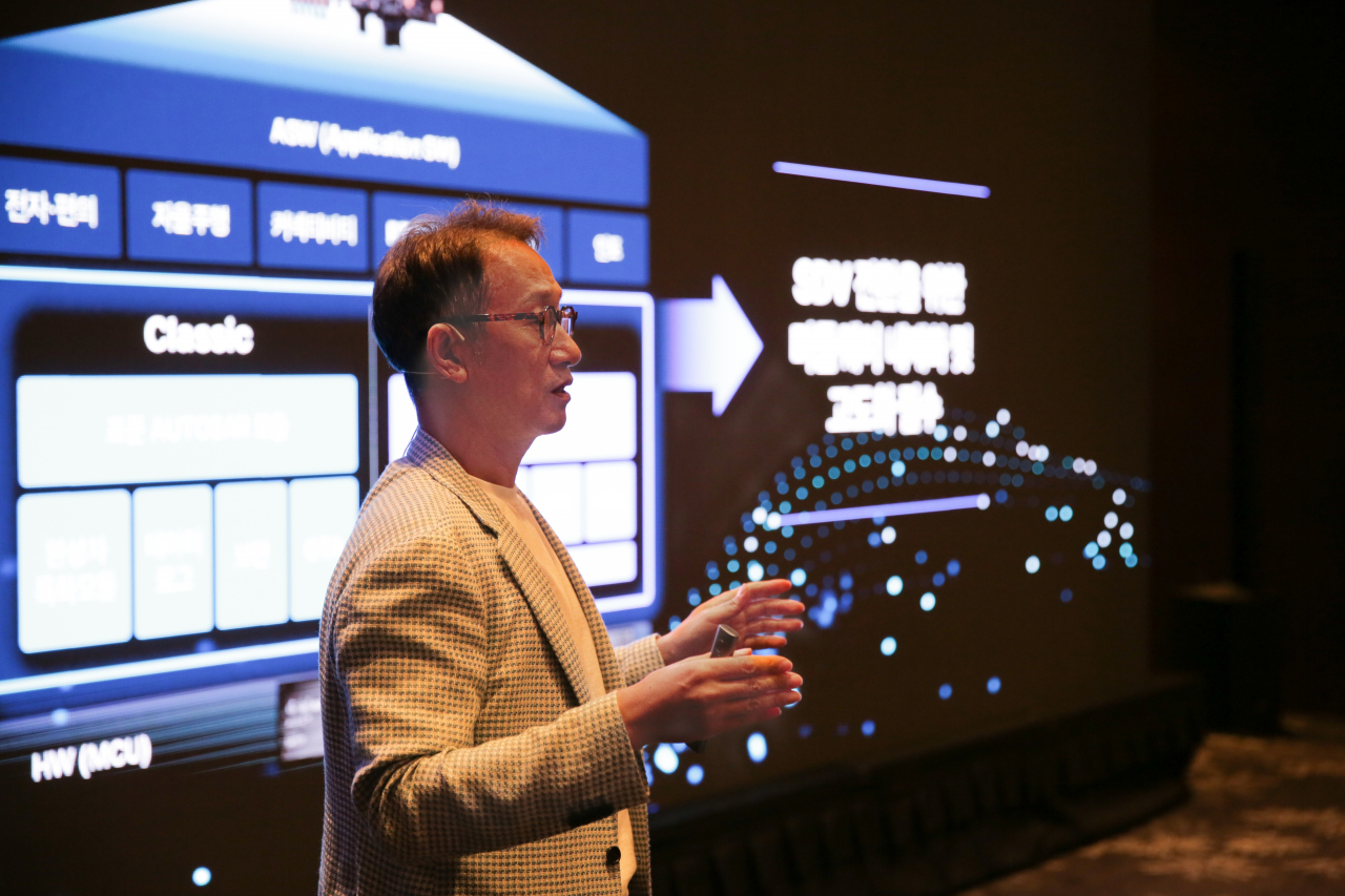 서정식 전 현대오토에버 대표가 ‘2023 CEO 인베스터 데이’에서 발표하는 모습. [현대오토에버 제공]