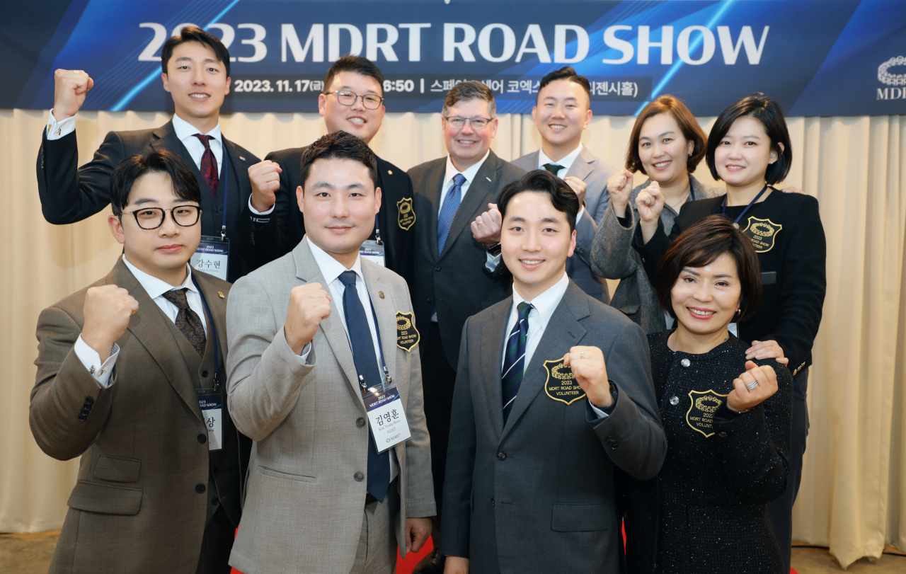 이달 17일 서울 강남구 삼성동 스페이스쉐어 리젠시홀에서 열린 2023 MDRT 로드쇼 행사에서 한국MDRT협회 21기 리소스개발분과와 그레고리 개그니(뒷줄 가운데) MDRT협회장이 기념사진을 촬영하고 있다. [한국MDRT협회 제공]