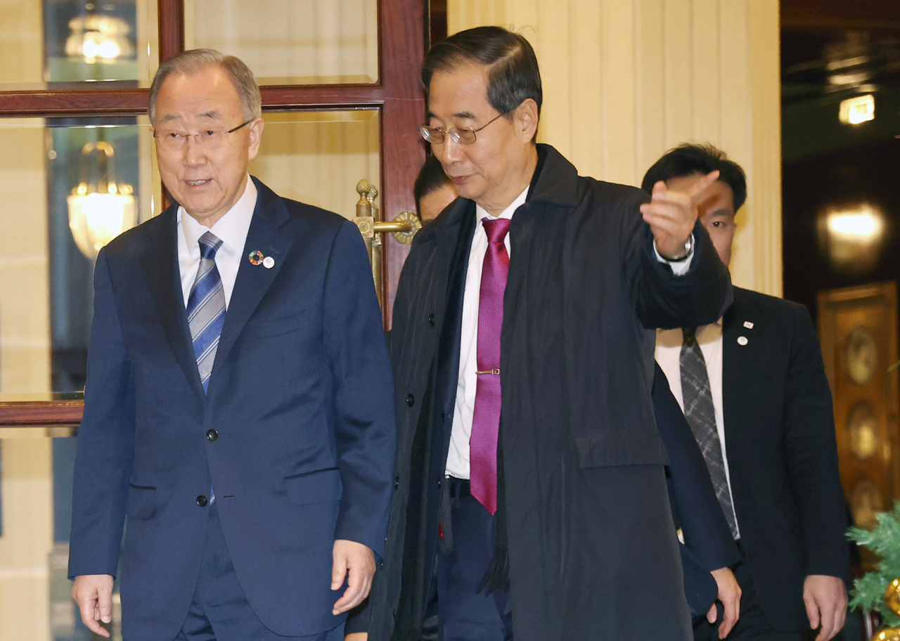 한덕수 국무총리(오른쪽)가 2030 부산 세계박람회 유치를 결정할 제173차 세계박람회 기구(BIE) 총회를 하루 앞둔 27일 오전(현지시간) 막바지 유치 활동을 하기 위해 프랑스 파리 르 그랑 인터콘티넨탈 호텔에서 반기문 전 유엔사무총장을 만나 이동하고 있다. [연합]
