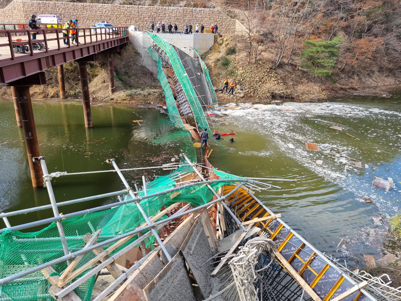 119 구조대가 붕괴된 교량 물에 빠진 인부를 구조하고 있다.[경북소방본부 제공]