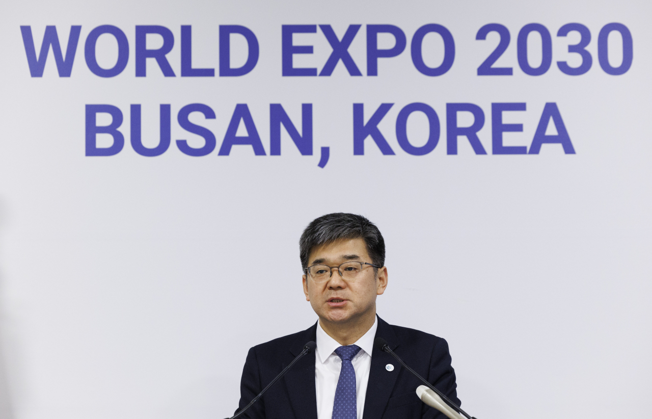 부산 엑스포 유치를 결정할 제173차 세계박람회 기구(BIE) 총회를 하루 앞둔 27일 오전(현지시간) 이경호 유치지원단장이 프랑스 파리 르 그랑 인터컨티넨탈호텔 내 프레스센터에서 브리핑하고 있다. [연합]