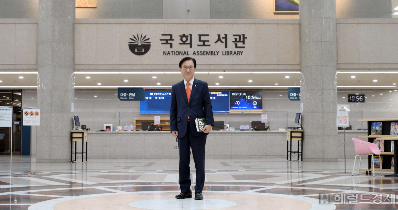 이명우 국회도서관장이 21일 오전 서울 여의도 국회도서관에서 헤럴드경제와 인터뷰를 하고 있다. 이상섭 기자