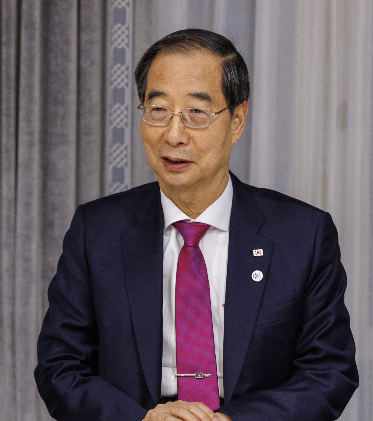 2030 부산 세계박람회(EXPO) 개최 성사를 위해 프랑스 파리에서 막바지 유치 활동을 벌이고 있는 한덕수 국무총리가 27일 오후(현지시간) 파리에서 가진 기자 간담회에서 막바지 유치 활동에 관해 설명하고 있다. [연합]