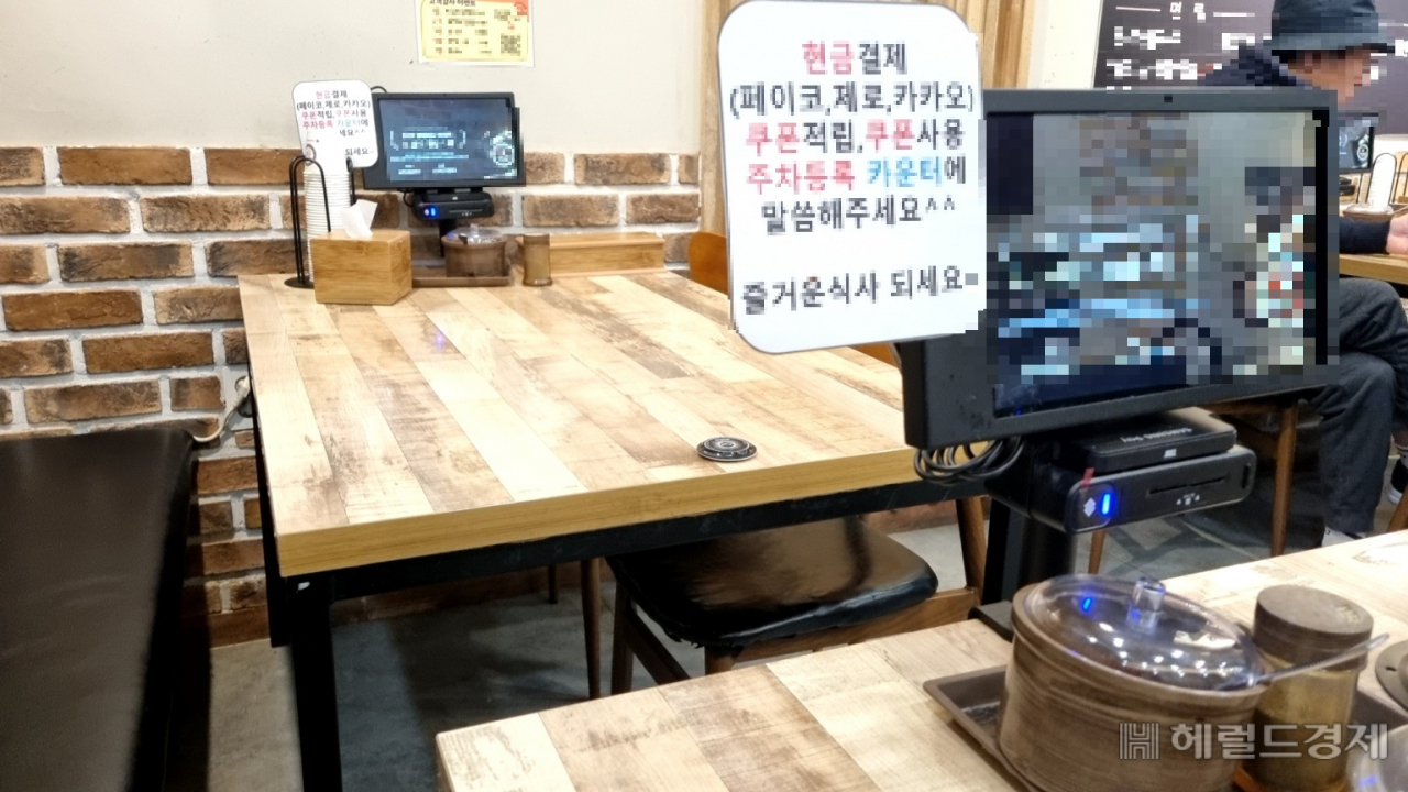 식당 테이블당 한 대씩 설치된 포스기. 손님들도 익숙한 듯 메뉴를 고르고 자리에서 카드결제까지 완료한다. 사진은 강서구 마곡동의 한 식당 내부.[이민경 기자]