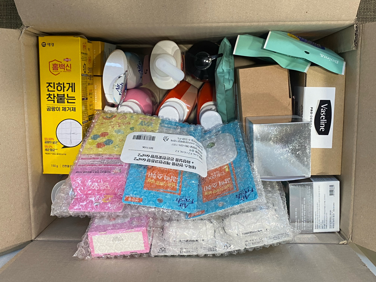 서울시는 애경산업으로부터 화장품·칫솔·샴푸·주방세제 등 생필품 23종으로 구성된 12억원 상당의 희망꾸러미 3000개를 기부받는다고 28일 밝혔다. 사진은 희망꾸러미 내부.[서울시 제공]