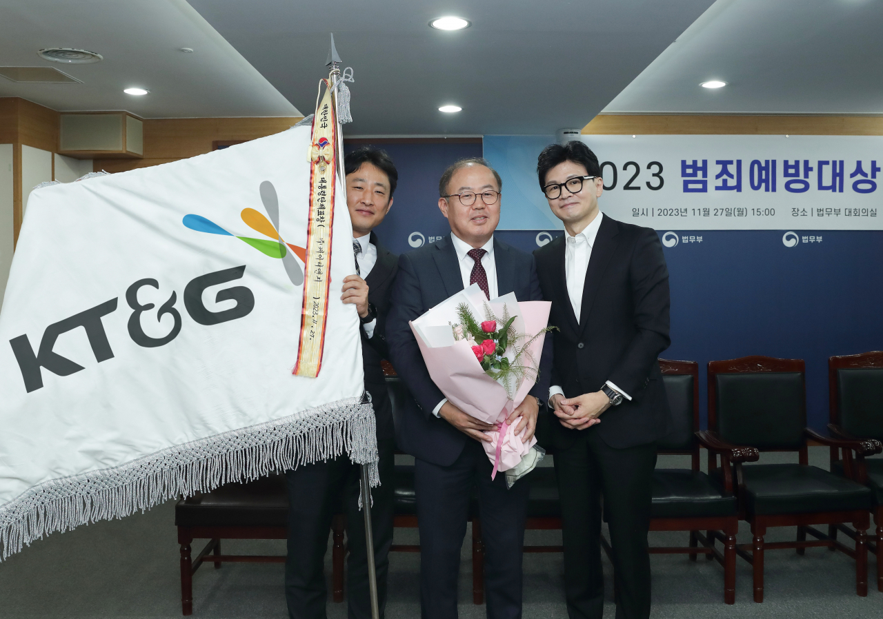 이상학(가운데) KT&G 부사장이 한동훈(오른쪽) 법무부 장관과 ‘2023 범죄예방대상’ 시상식에서 기념사진을 촬영하고 있다. [KT&G 제공]