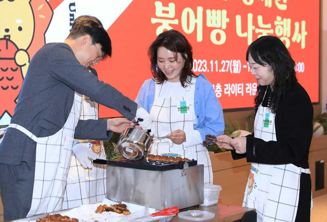 김동진 광주대학교 총장이 앞치마를 두르고 붕어빵을 굽는 파격적인 소통 행보에 나섰다.