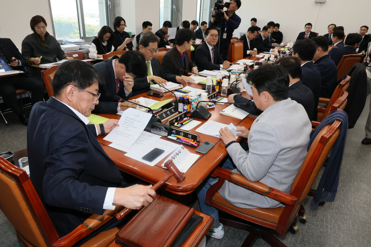 22일 국회에서 열린 예산결산특별위원회 예산심사소위에서 서삼석 위원장이 의사봉을 두드리고 있다. [연합]