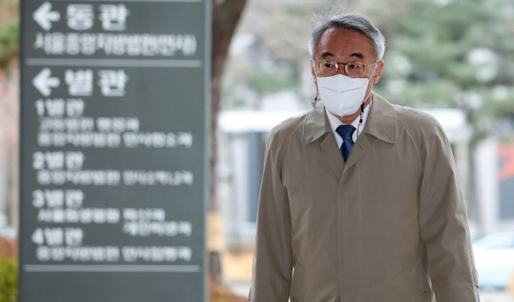 '사법행정권 남용' 의혹으로 재판에 넘겨진 임종헌 전 법원행정처 차장이 27일 오전 서초구 서울중앙지방법원에서 열린 1심 결심 공판에 출석하고 있다.[연합]
