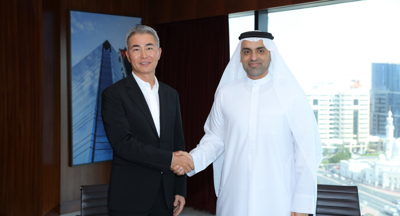 장현국(좌) 위메이드 대표와 UAE 두바이 상공회의소 모하마드 알리 라쉬드 루타 회장 겸 CEO. [위메이드 제공]