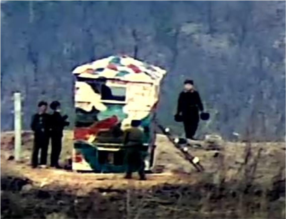 국방부는 북한이 동부전선 최전방 감시초소(GP)에서 감시소를 복원하는 정황을 지상촬영장비와 열상감시장비(TOD) 등으로 포착했다고 27일 밝혔다. 남북은 2018년 9·19 남북군사합의를 통해 비무장지대(DMZ) GP 시범철수를 이행했지만 북한은 지난 23일 합의 파기를 선언했다. 북한군이 목재로 구조물을 만들고 얼룩무늬로 도색한 모습.[국방부 제공]