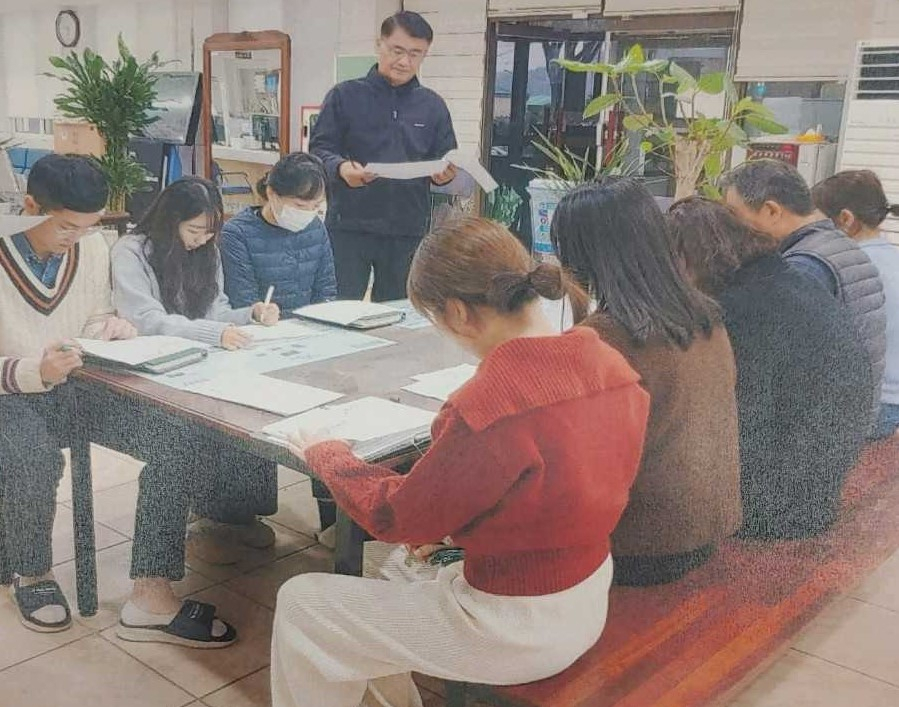 용면사무소는 최근 전 직원을 대상으로 자체 친절교육에 나섰다.