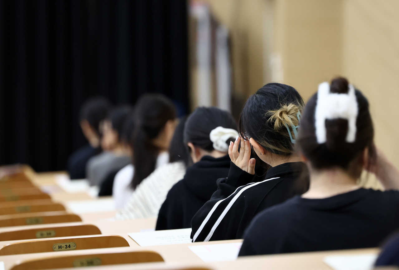 서울 소재 한 대학교에서 열린 논술고사에 응시한 수험생들이 시작을 기다리고 있다. [연합]