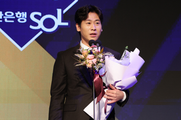 27일 오후 서울 중구 웨스틴조선호텔에서 열린 2023 신한은행 SOL KBO 시상식에서 KBO리그 수비상을 수상한 KIA 유격수 박찬호가 소감을 밝히고 있다.[연합]