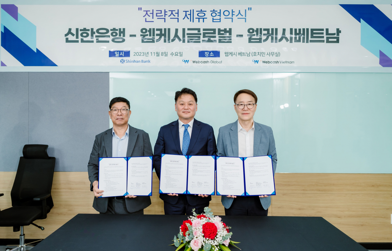 왕문찬(왼쪽부터) 웹케시베트남 법인장, 강규원 신한베트남은행 법인장, 이실권 웹케시글로벌 대표가 협약식에서 기념촬영을 하고 있다.[웹케시 제공]