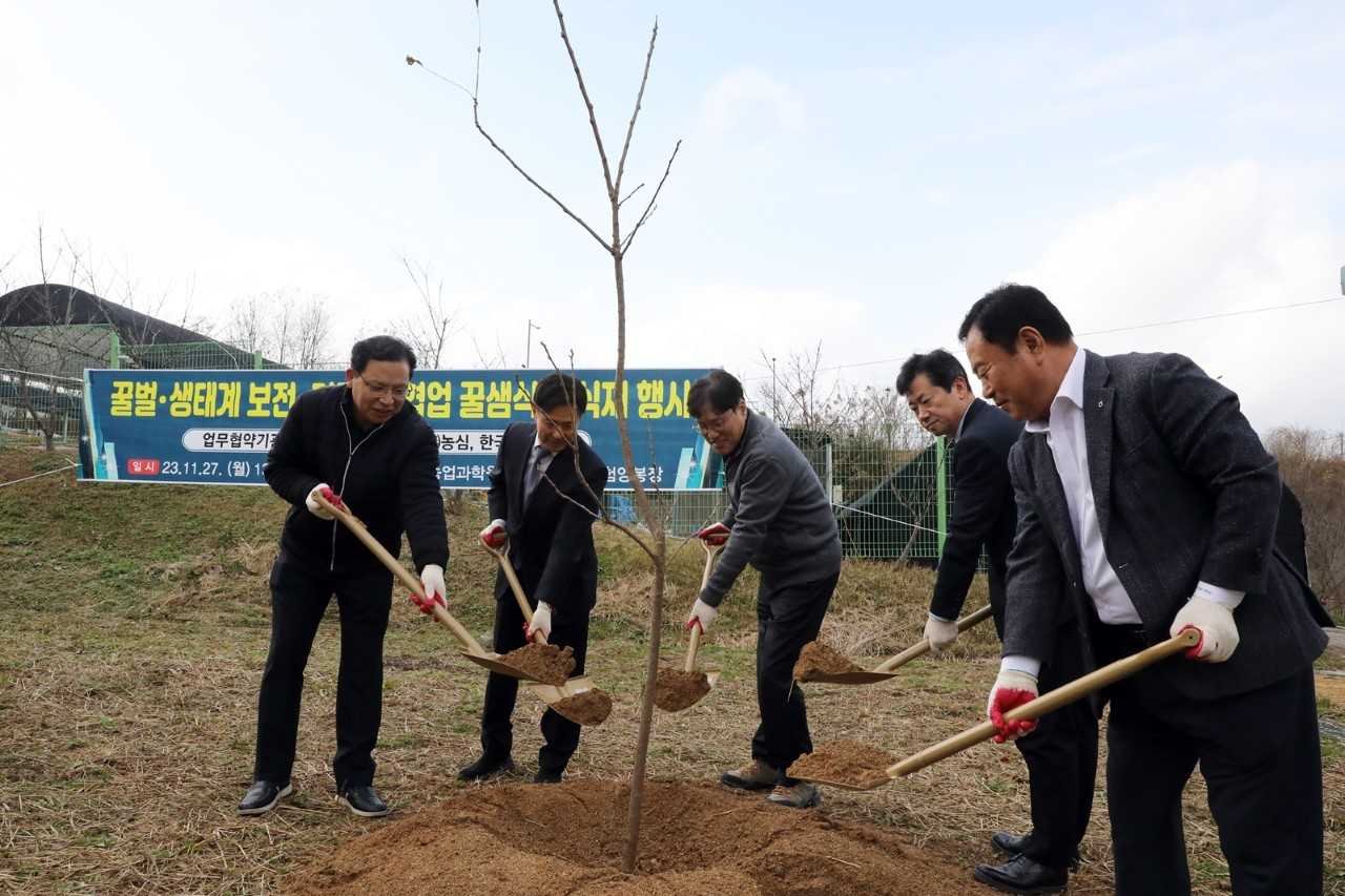 사진 왼쪽부터 김보규 농심 경영기획실장, 이상재 농촌진흥청 농업생물부장, 조재호 농촌진흥청장, 이정석 부안군 부군수, 김용래 한국양봉농협 조합장 [농심 제공]