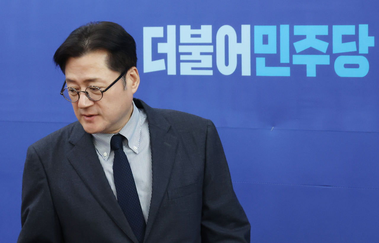 홍익표 더불어민주당 원내대표가 28일 국회에서 열리는 원내대책회의에 입장하고 있다. [연합]